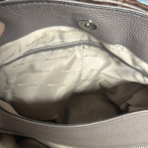 Michael Kors Jet Set Leather Shoulder Bag with Chain Straps - Picture 15 of 16